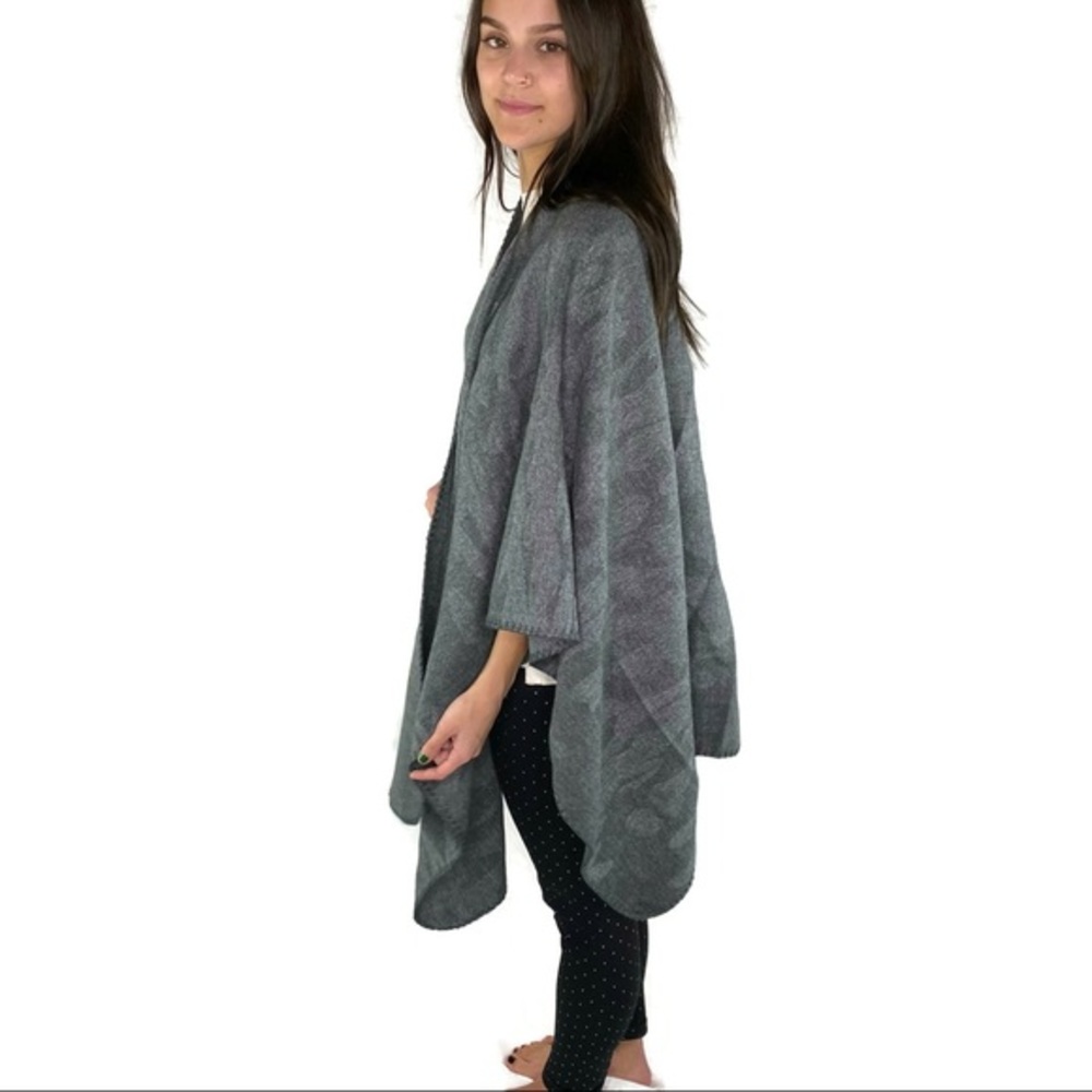 Woolrich Soft Gray Wrap W/Blanket stitching One SZ - Picture 3 of 6